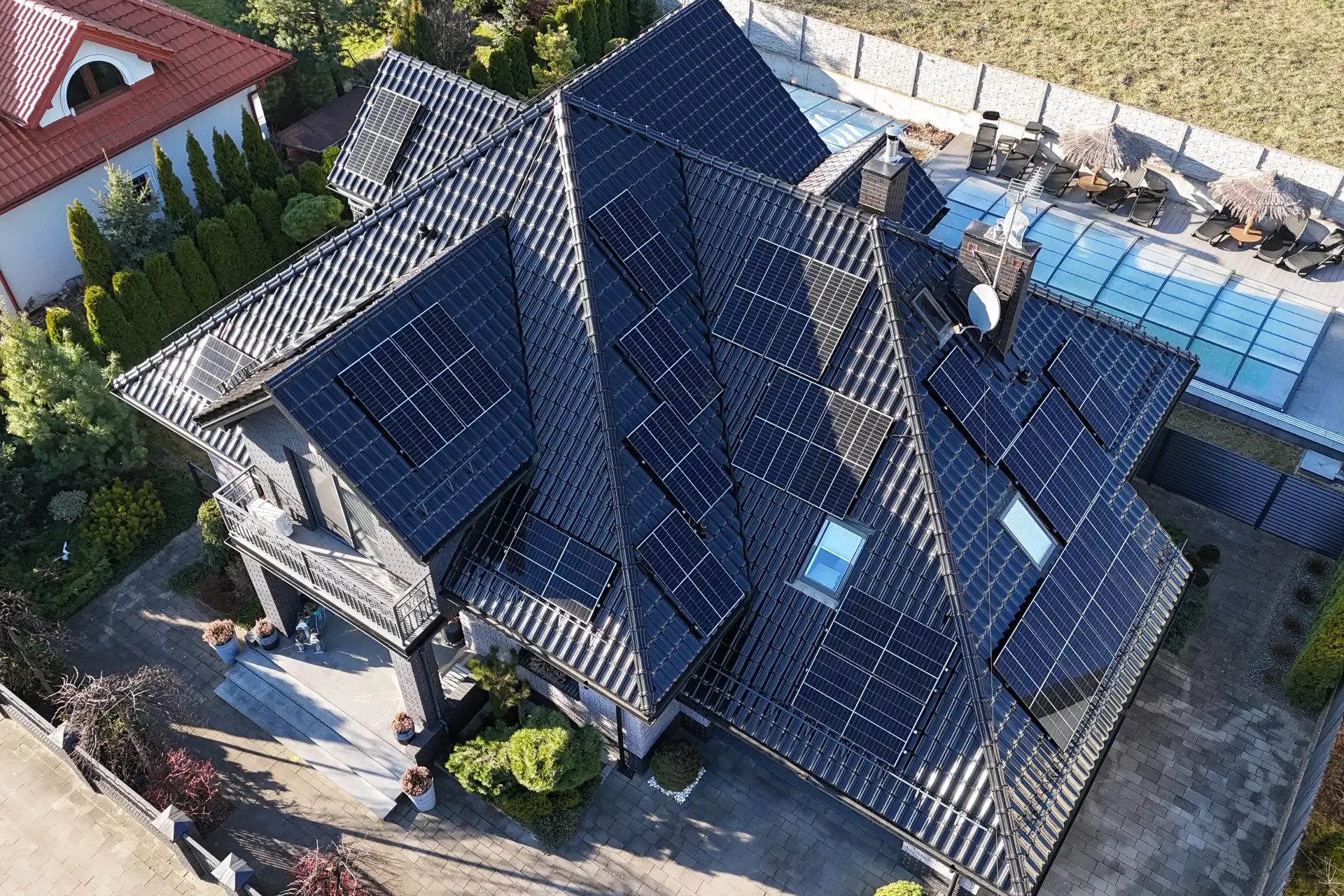 Sunko energia odnawialna OZE realizacje instalacji fotowoltaicznych fotowoltaika dla domu instalacja fotowoltaiczna na dachu z blachodachówki Olmonty moduły Jinko falownik SolarEdge foto 1